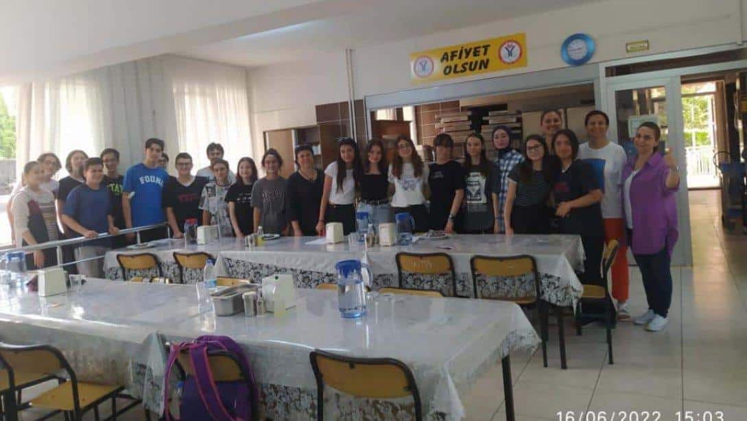 Yaşar Kımıl Fen Lisesi Öğretmenleri Erasmus Programından Döndükten Sonra Tecrübelerini Öğrencileri ile Paylaştı